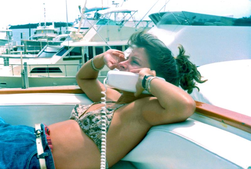1980s-people-with-technologies-26-1 Del walkman al like: cómo comenzó en los 80 el camino hacia la juventud perdida en la tecnología