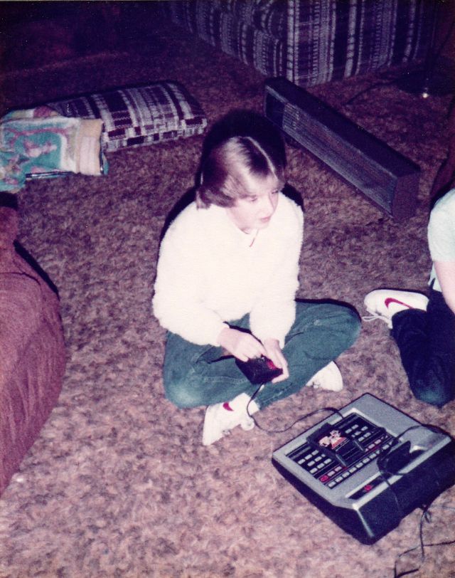 1980s-people-with-technologies-7 Del walkman al like: cómo comenzó en los 80 el camino hacia la juventud perdida en la tecnología