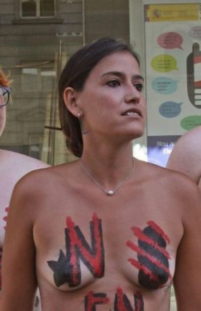 66772bc3d3df9-663x1024 Afra Blanco desnuda como símbolo de la guerra de trincheras en la televisión española