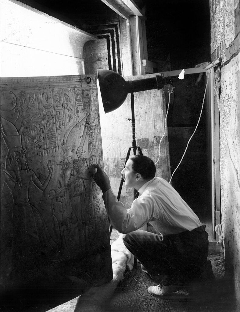 Harry_Burton_-_Discovery_of_the_tomb_of_pharaoh_Tutankhamun_in_the_Valley_of_the_Kings_Egypt_-_MeisterDrucke-1452923-787x1024 La magia de lo imposible: Harry Burton y el tiempo detenido en Egipto