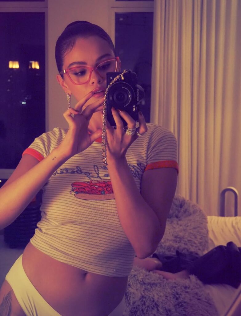 SnapInsta.to_545491134_18625150888019724_368210054526217192_n-783x1024 Selena Gomez desnuda sus enormes tetas al natural