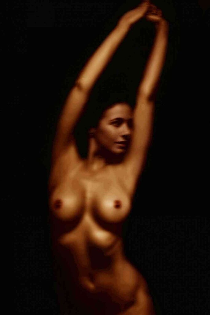 emmanuelle-chriqui-upskirt-pussy-attractive-sexy-photo-683x1024 Emmanuelle Chriqui desnuda como la diosa morena que incendia la pantalla con una sola mirada