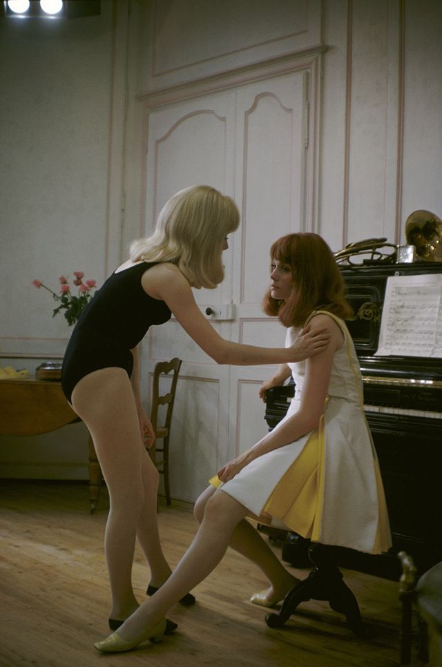 francoise-dorleac-and-catherine-deneuve-16 Hermosas fotografías de Françoise Dorléac y su hermana Catherine Deneuve en la década prodigiosa