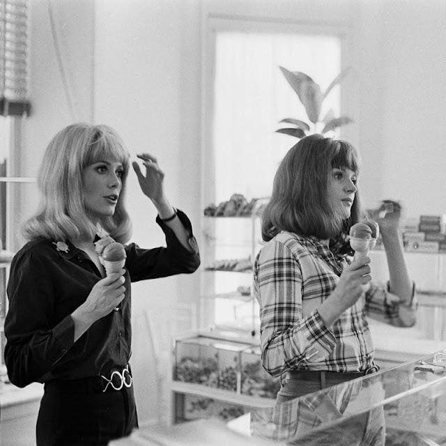 francoise-dorleac-and-catherine-deneuve-18 Hermosas fotografías de Françoise Dorléac y su hermana Catherine Deneuve en la década prodigiosa