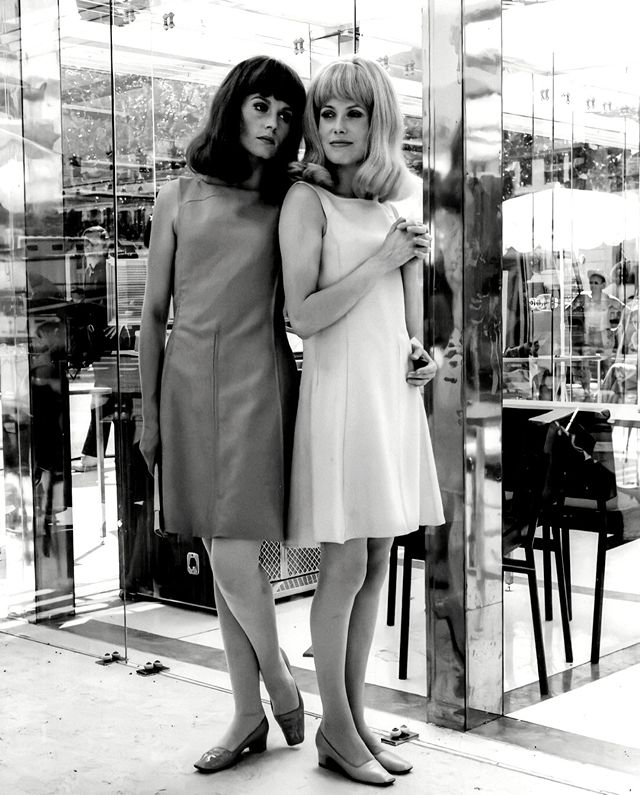 francoise-dorleac-and-catherine-deneuve-19 Hermosas fotografías de Françoise Dorléac y su hermana Catherine Deneuve en la década prodigiosa