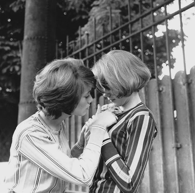francoise-dorleac-and-catherine-deneuve-30 Hermosas fotografías de Françoise Dorléac y su hermana Catherine Deneuve en la década prodigiosa