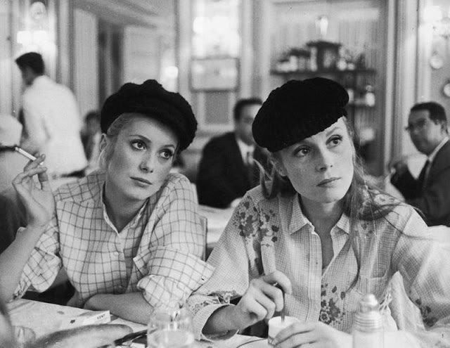 francoise-dorleac-and-catherine-deneuve-37 Hermosas fotografías de Françoise Dorléac y su hermana Catherine Deneuve en la década prodigiosa