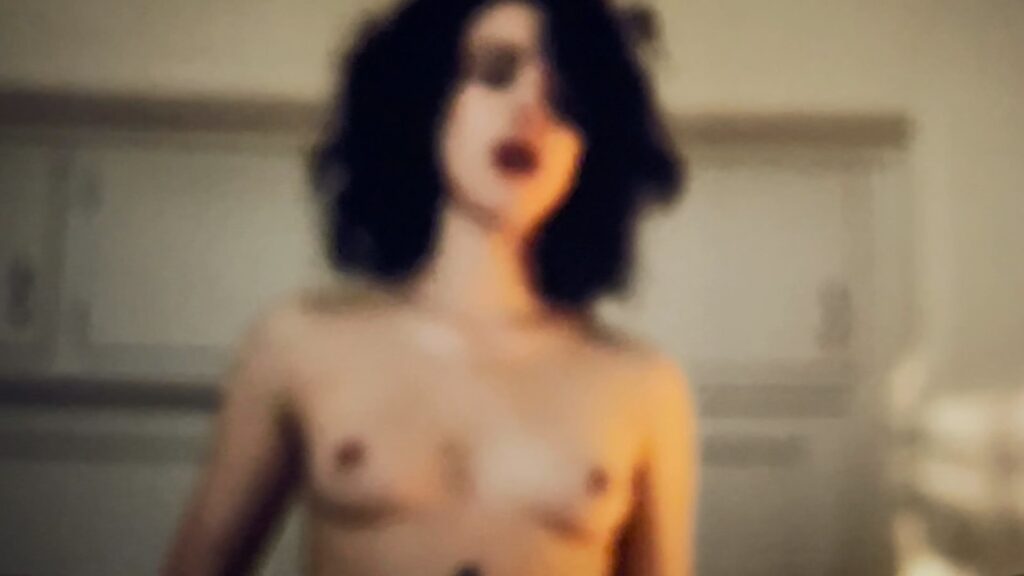q0iJejDw_o-1024x576 La desnudez y el sexo como comedia: Aubrey Plaza y Margaret Qualley desnudas en "Honey Don't"