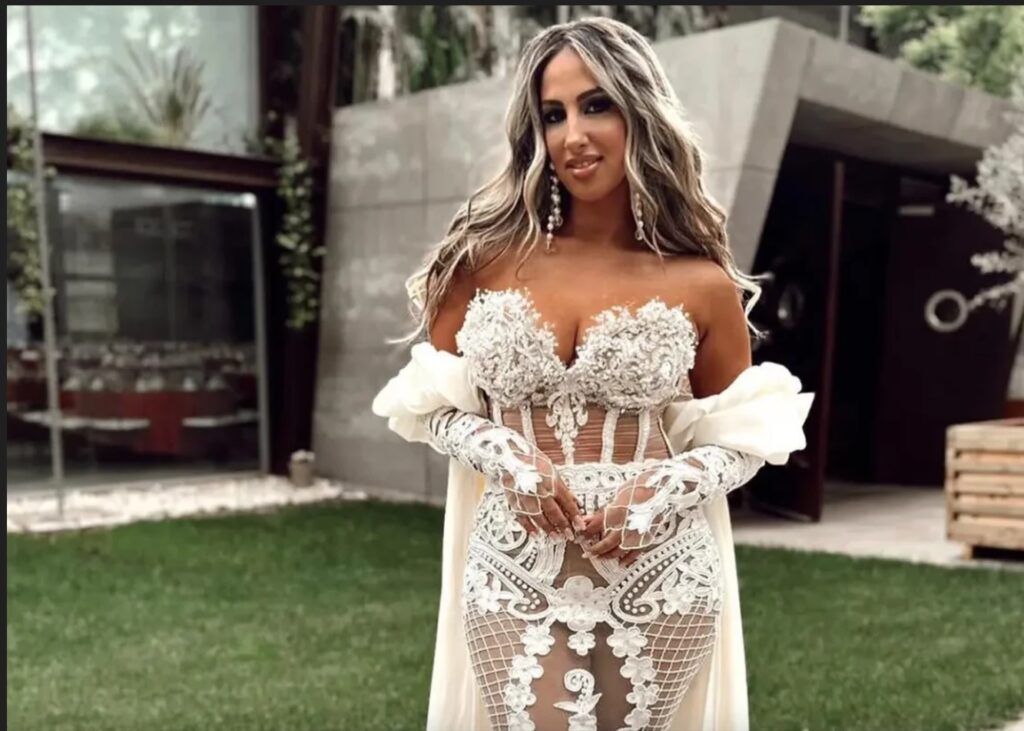 00-1024x731 Noemí Salazar desnuda como princesa de oro