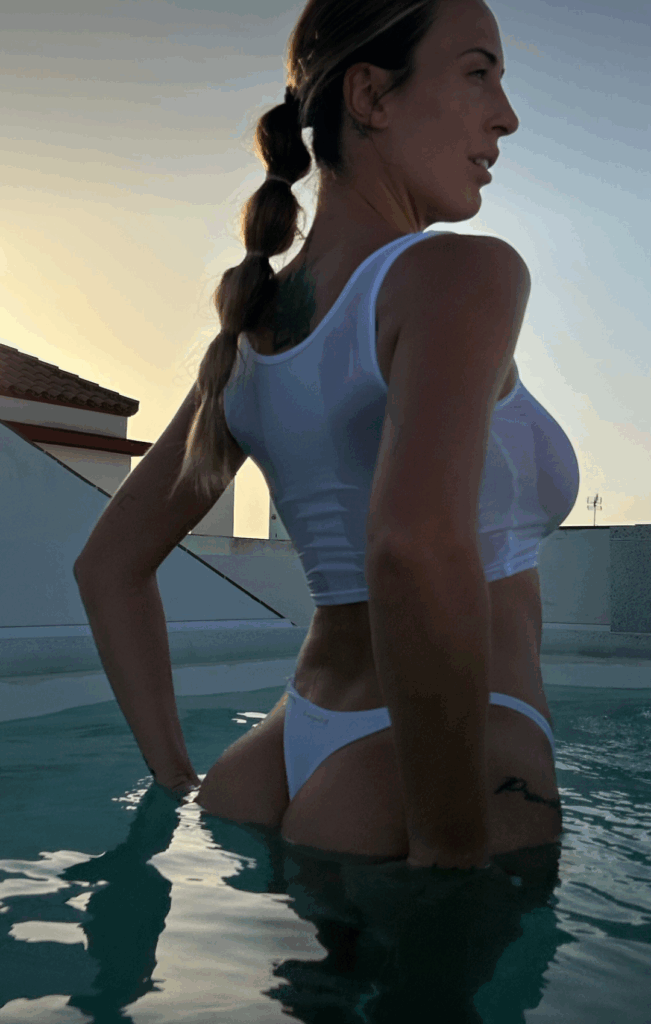 1000075864-651x1024 Victoria Iglesias desnuda como reina sexy del padel