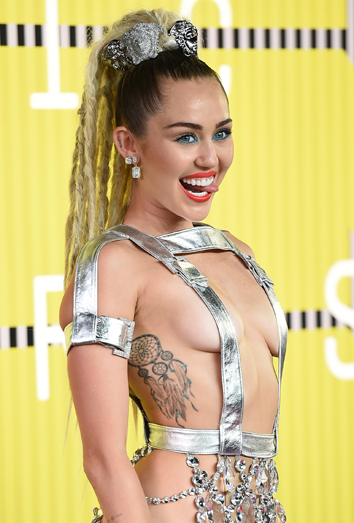 212330-costillas Desnudos de famosas con tatuajes: cuando la piel se vuelve manifiesto