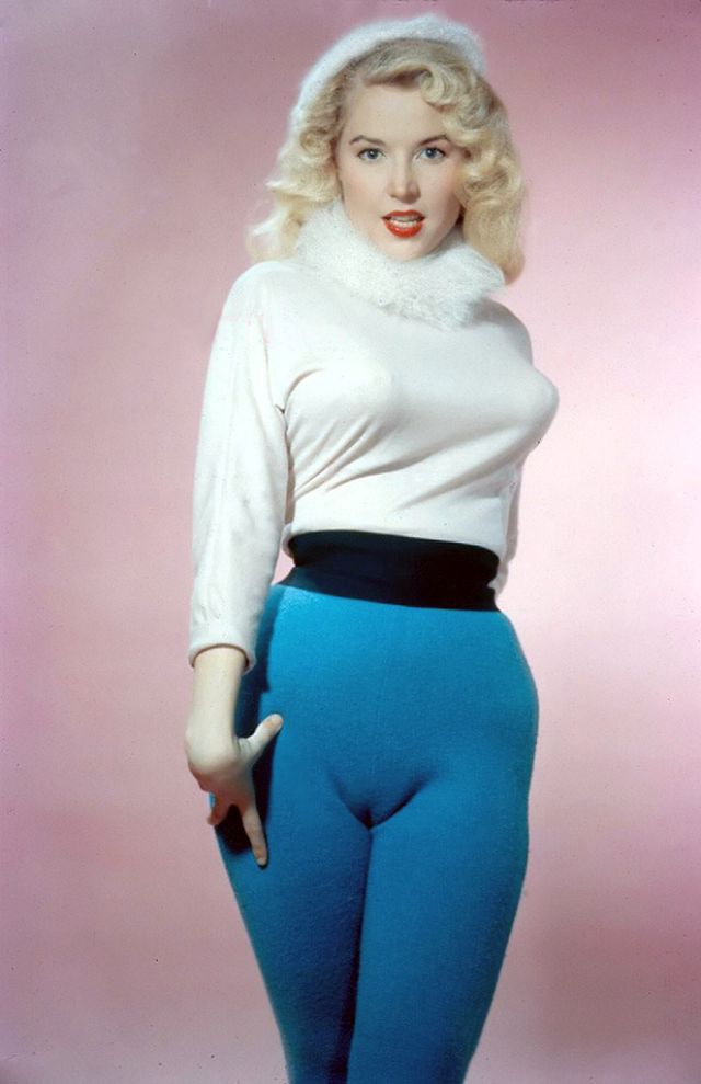 Betty-Brosmer-in-the-1950s-28 Betty Brosmer: la muchacha de la cintura imposible en los años cincuenta