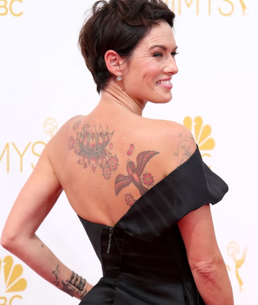 Captura-de-pantalla_13-9-2025_8106_graziadaily.co_.uk_ Desnudos de famosas con tatuajes: cuando la piel se vuelve manifiesto