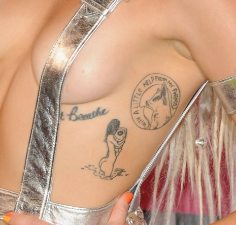 Captura-de-pantalla_13-9-2025_8634_www.popsugar.com_ Desnudos de famosas con tatuajes: cuando la piel se vuelve manifiesto