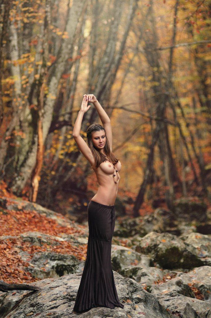 D8BFNDoSGIE Cuando el otoño se desnuda: erotismo y piel bajo las hojas caídas