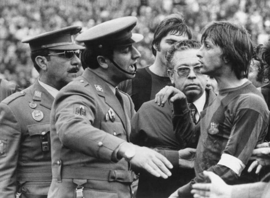 FOTOGRAFIA.-MALAGA-ESPANA-11.2.1975.-La-Policia-Armada-obliga-al-capitan-del-Barcelona-Johan-Cruyff-a-abandonar-el-terreno-de-juego.-Efe-1024x752 Como era España entre 1970-1975: del miedo cotidiano al despertar democrático