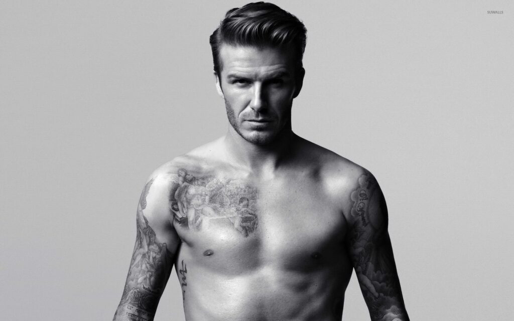 david-beckham-showing-his-tattoos-52767-1920x1200-1-1024x640 Desnudos de famosas con tatuajes: cuando la piel se vuelve manifiesto