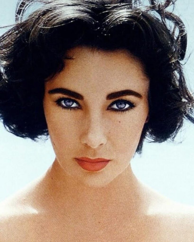 elizabeth-taylor-eyes-819x1024 Las famosas que iniciaron la moda de la cirugía estética