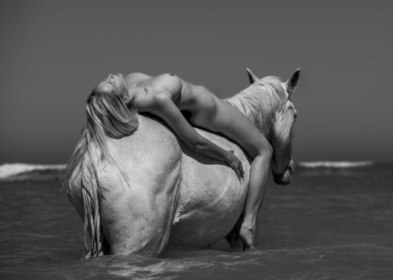 genevieve-morton-calendar-topless-uncensored-008-810x577-1 Genevieve Morton desnuda para Passionatte calendar 2026