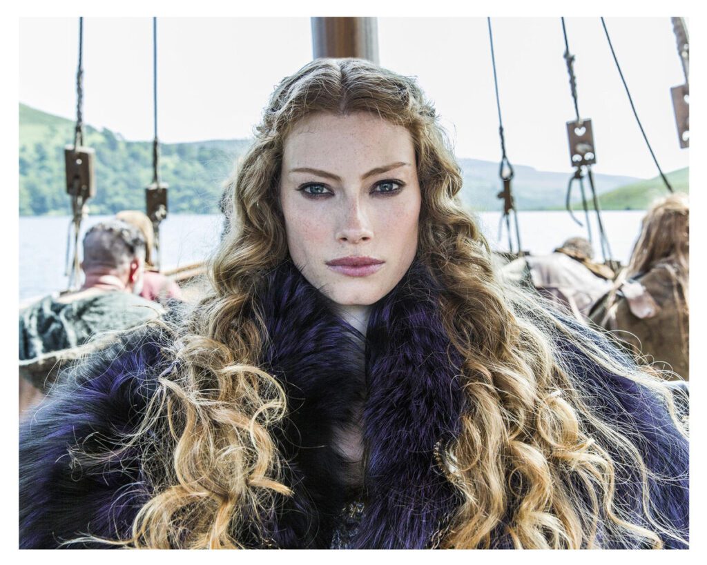 s-l1200-1-1024x819 La poética de la desnudez: el desnudo de Alyssa Sutherland en Vikings como acto de subversión y belleza