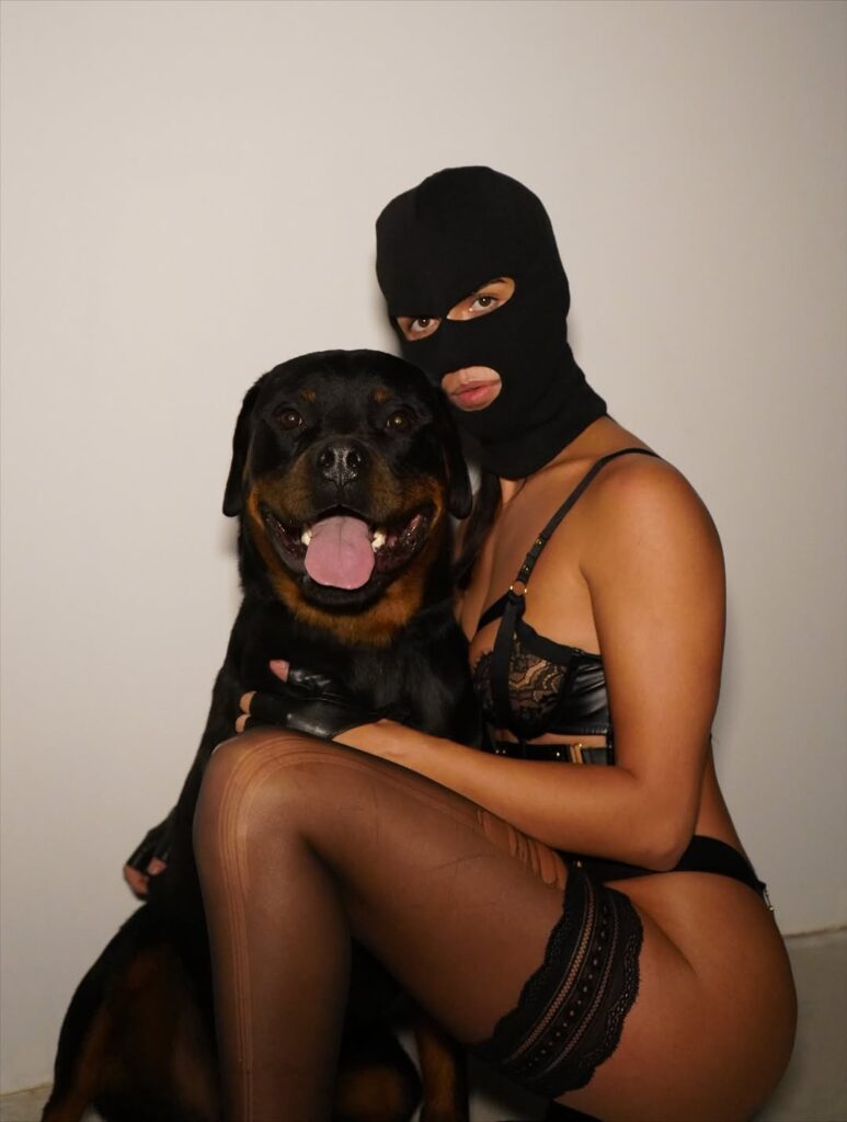 1761952266614-773x1024 Sofía Suescun y su desnudo de mercenaria en Haloween