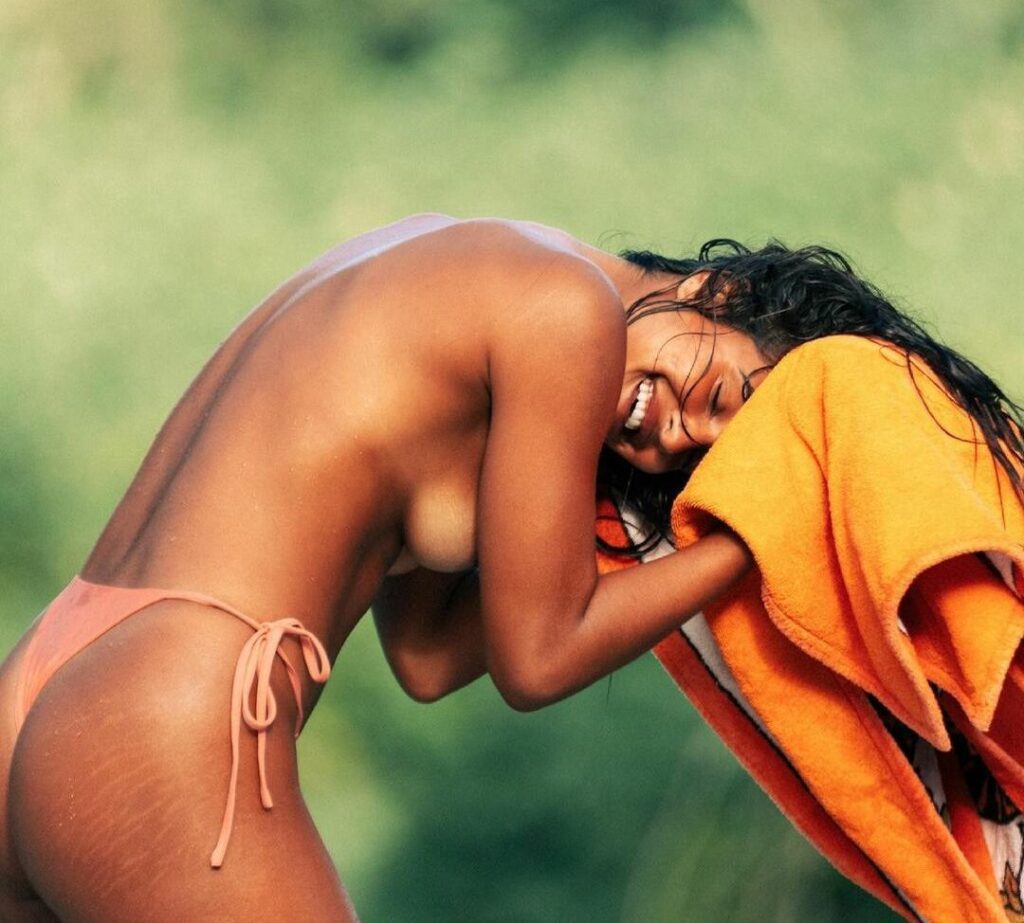 407942364002a0176800-1024x923 Júlia Muniz desnuda como la sirenita que incendia el mar y la pantalla