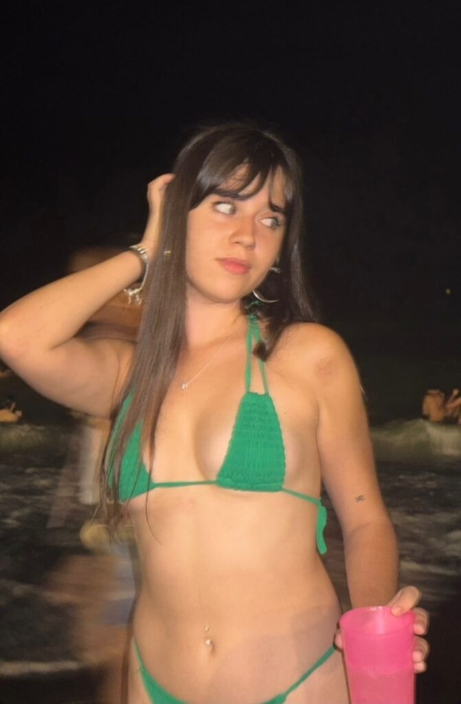 HEGeCZf-671x1024 Mujeres de reality desnudas: el erotismo televisado y su impacto en la audiencia | Supervivientes, Los vecinos de la casa de al lado, LIDLT, Gran Hermano, Secret Story...
