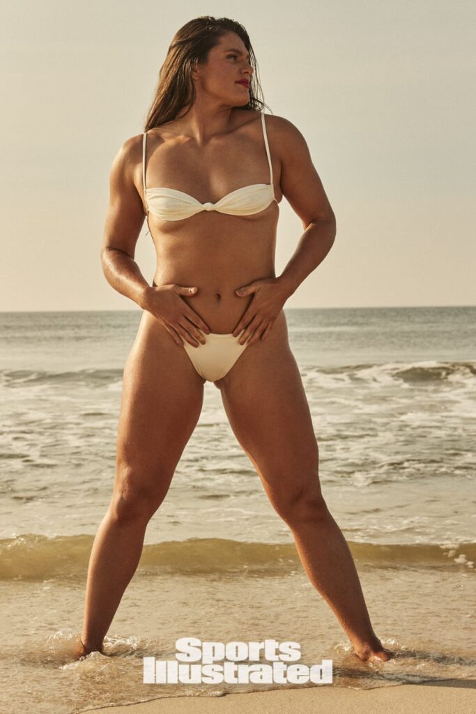 IMG_6605-683x1024 El Triunfo de la Fuerza y la Autenticidad: Ilona Maher desnuda en Sports Illustrated Swimsuit