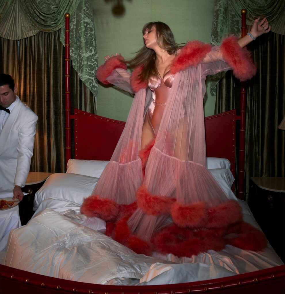 KmZQcyEo_o-991x1024 Taylor Swift desnuda la vida secreta de una showgirl