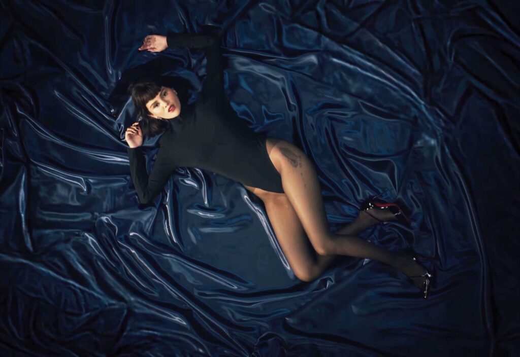 SELENA_GOMEZ_LEOTARD_PORN_10-scaled-1-1024x704 Selena Gomez desnuda sus enormes tetas al natural