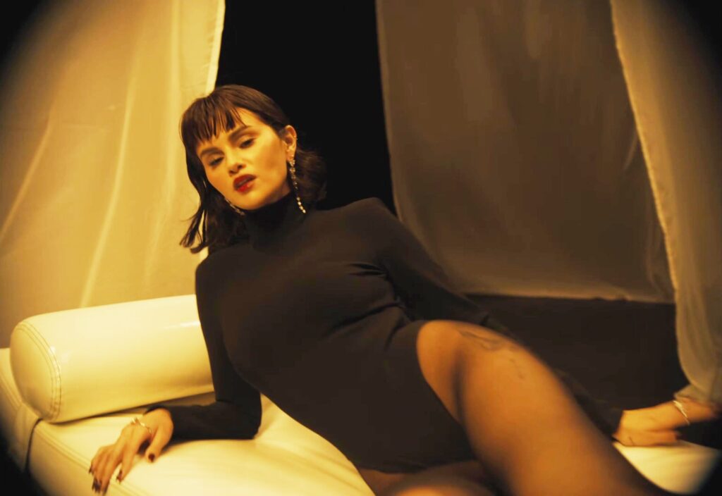 SELENA_GOMEZ_LEOTARD_PORN_13-scaled-1-1024x704 Selena Gomez desnuda sus enormes tetas al natural