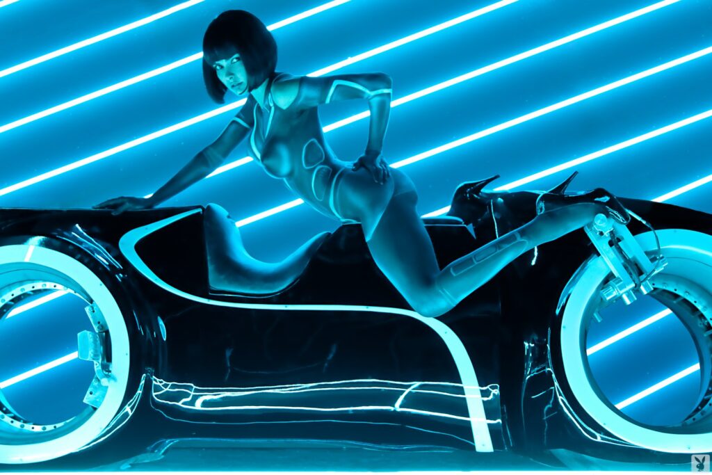 Shaved-Irina-Voronina-with-Erect-Nipples-from-Playboy-14-1024x683 El erotismo desnudo de la luz: Tron como piel y deseo