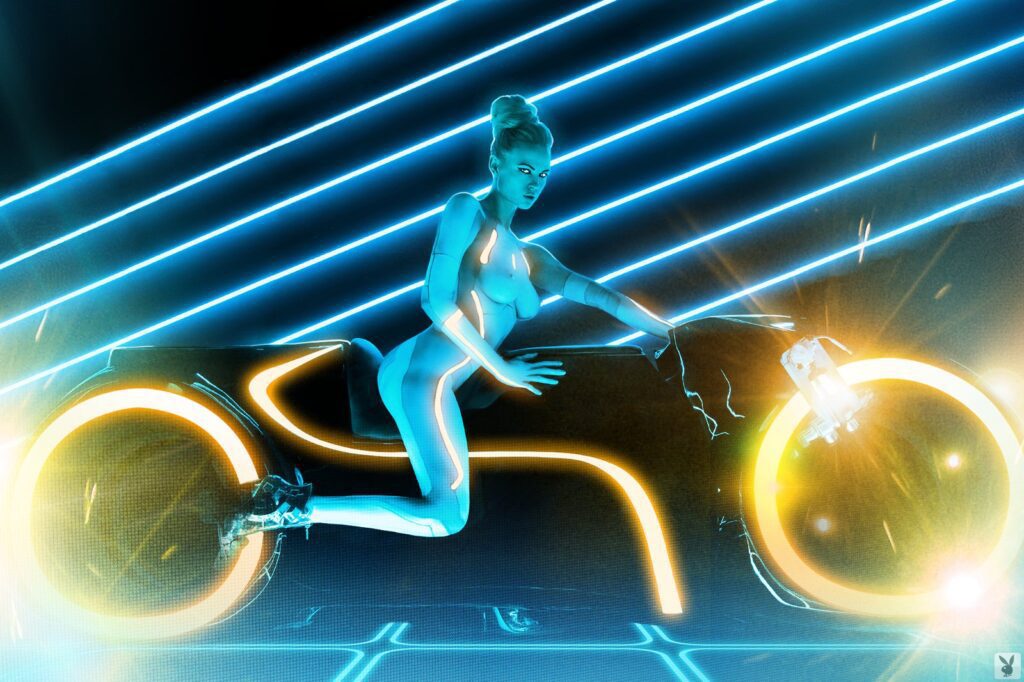 Shaved-Irina-Voronina-with-Erect-Nipples-from-Playboy-9-1024x682 El erotismo desnudo de la luz: Tron como piel y deseo