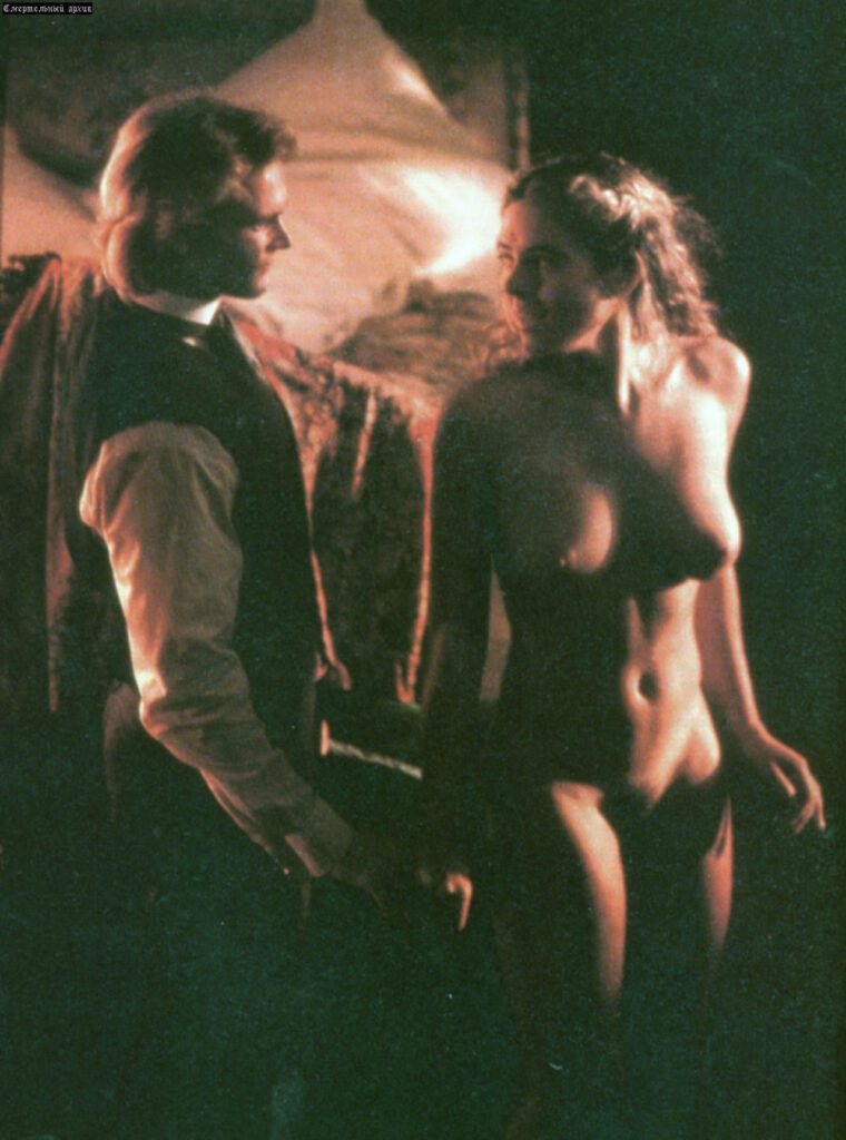 XeriDHod_o-1-760x1024 Elizabeth Hurley y el cuerpo como revelación: el desnudo integral de Aria (1987)