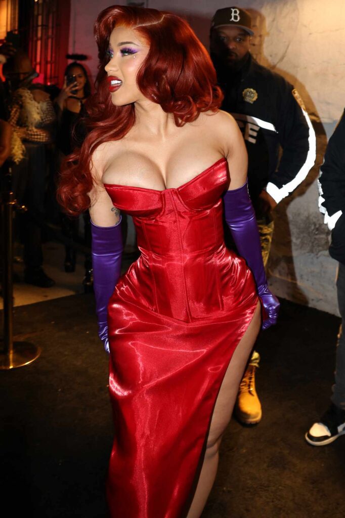 cardi-b-jessica-rabbit-110124-1-501b9e4e4d7646498e9ff391e29cc49f-682x1024 Famosas y sus disfraces desnudos para Halloween