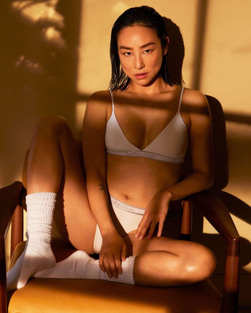 greta-lee-for-calvin-klein-890-08192024-a3b4f04e1d5449738de1573e2b7e5aa5-819x1024 Greta Lee al desnudo como geometría del deseo en la red de Tron: Ares