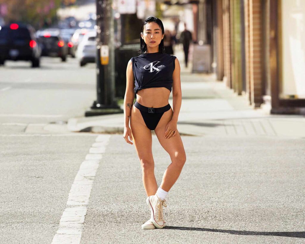 greta-lee-for-calvin-klein-892-08192024-4f4a5dfb0fc4412ca5ab95942a7a1fb0-1024x819 Greta Lee al desnudo como geometría del deseo en la red de Tron: Ares