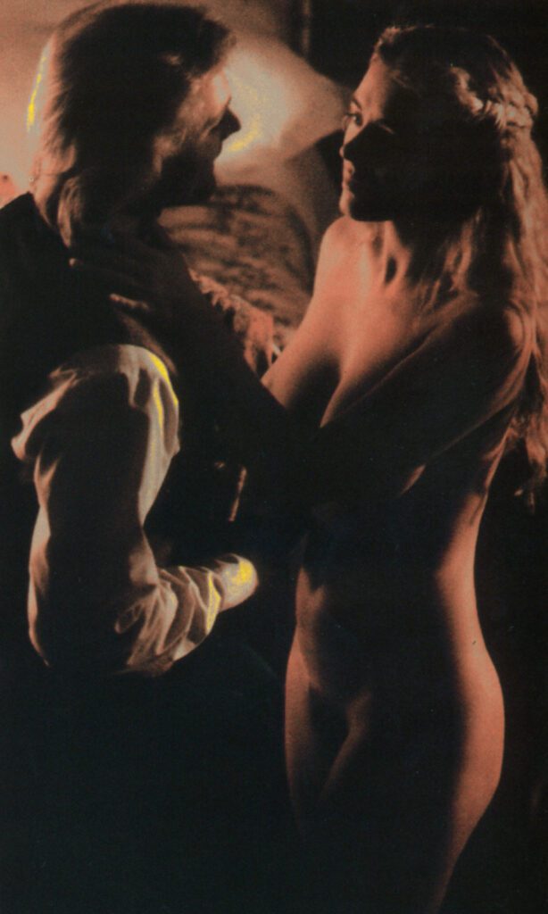 iDsTfomc_o-1-614x1024 Elizabeth Hurley y el cuerpo como revelación: el desnudo integral de Aria (1987)