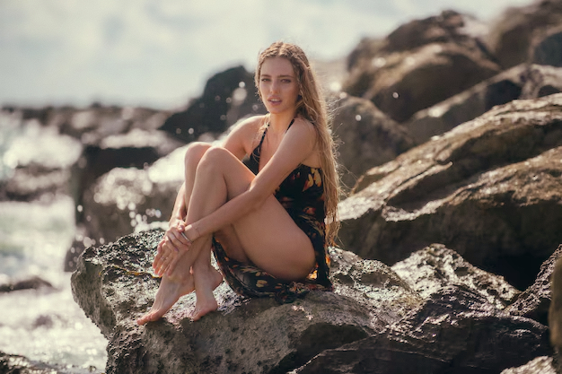 mujer-sexy-sentarse-rocas-piedra-playa-viajero-mujer-verano-vestido-hermosa-playa-arena-lindo-gi_265223-79095-fotor-202510269449 El diario robado de mis desnudos: una novela sobre la traición y la belleza