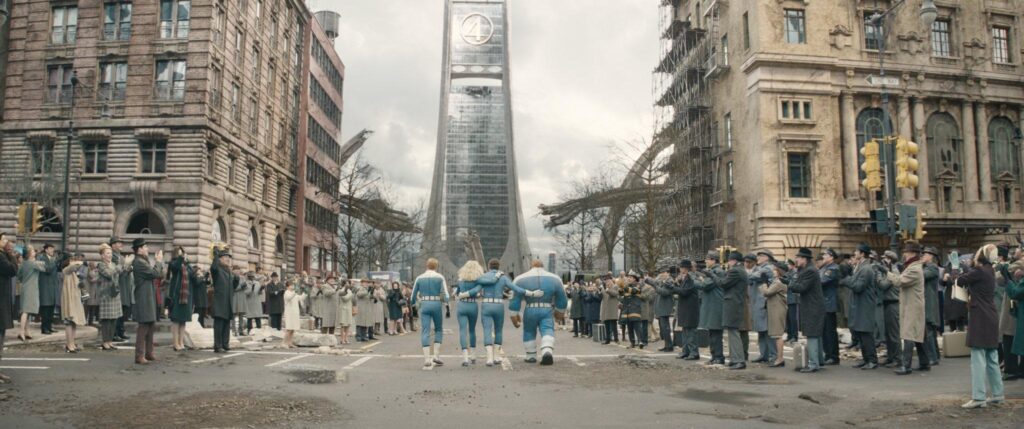 official-images-from-the-fantastic-four-first-steps-v0-82gj2u3maohf1-1024x429 Los 4 fantásticos, primeros pasos (2025): anatomía visual de un retrofuturo