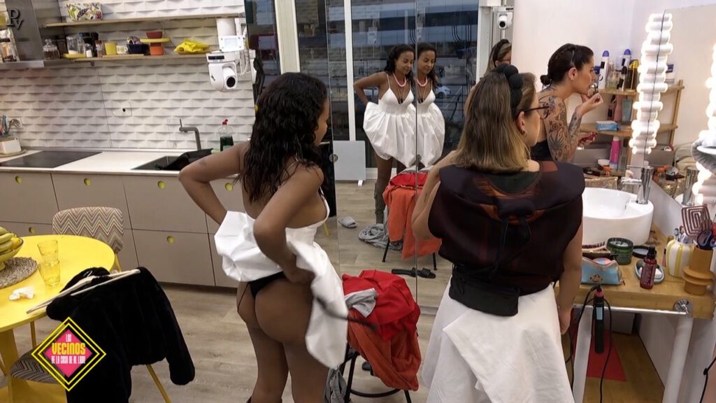 uBS4Jrkp_o-1024x576 Desnudos y descuidos en Los vecinos de la casa de al lado temporada 2: Alba Rodríguez, Sthefany Pérez, Bayan, Mayeli, Claudia, Gabriella