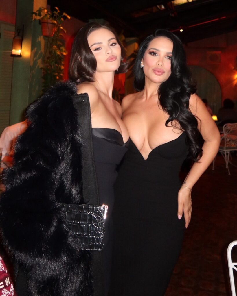 100004182047da9148160f21cc-819x1024 Selena Gomez desnuda sus enormes tetas al natural