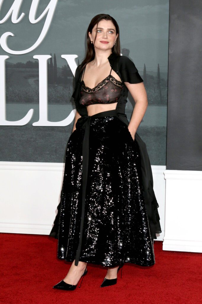 660210897_evehewsonseetjroughjaykelly21-683x1024 El resplandor desnudo de Eve Hewson, una actriz en plena madurez