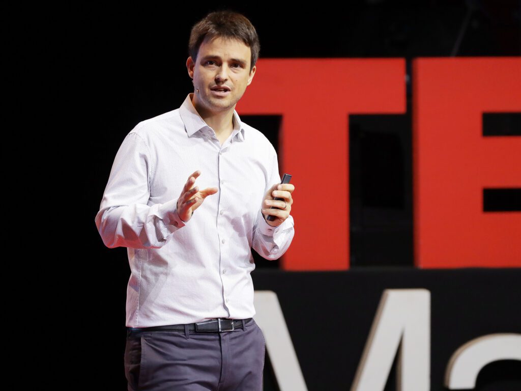 AlexGomezMarin_2019X-stageshot-1024x768 Alex Gómez y el umbral invisible: cuando la ciencia escucha lo que no puede tocar