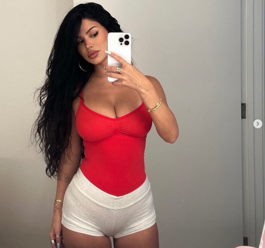 Captura-de-pantalla_17-11-2025_191448_www.instagram.com_ SincerelyJuju tiene un mal funcionamiento desnudo de vestuario mientras transmitía