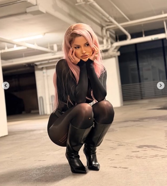 Captura-de-pantalla_17-11-2025_19146_www.instagram.com_ SincerelyJuju tiene un mal funcionamiento desnudo de vestuario mientras transmitía