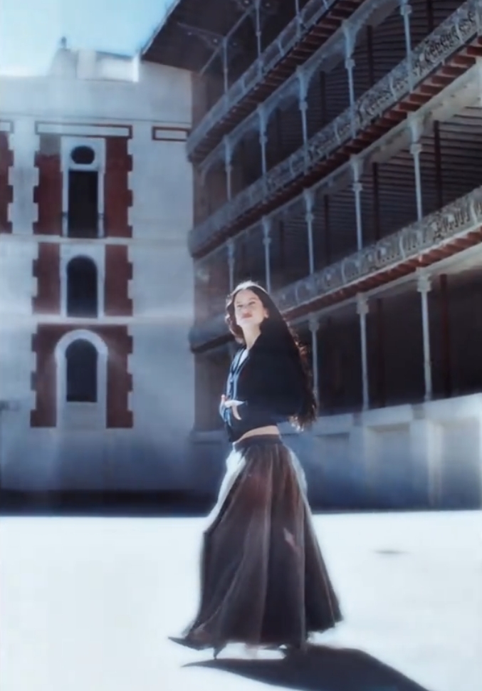 Captura-de-pantalla_29-11-2025_91252_www.tiktok.com_ Análisis “Mio Cristo piange diamanti” (Rosalía, Lux, 2025): la plegaria luminosa de Rosalía