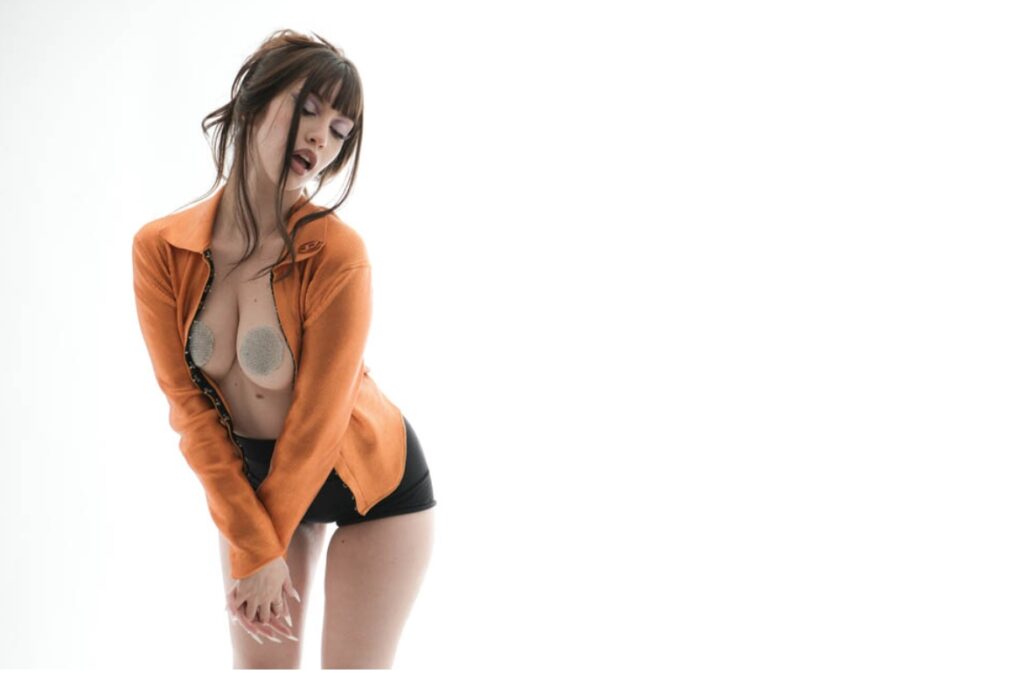 Captura-de-pantalla_6-11-2025_724_foroporno.com_-1024x673 Six sex desnuda como la reina del ravetón que llegó para dinamitar la escena