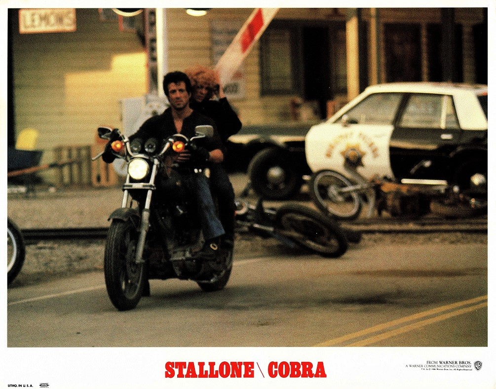 Cobra-US-Lobby-Card-Stallone-3 Cobra: el evangelio cromado del exceso ochentero que ni Stallone reconoce
