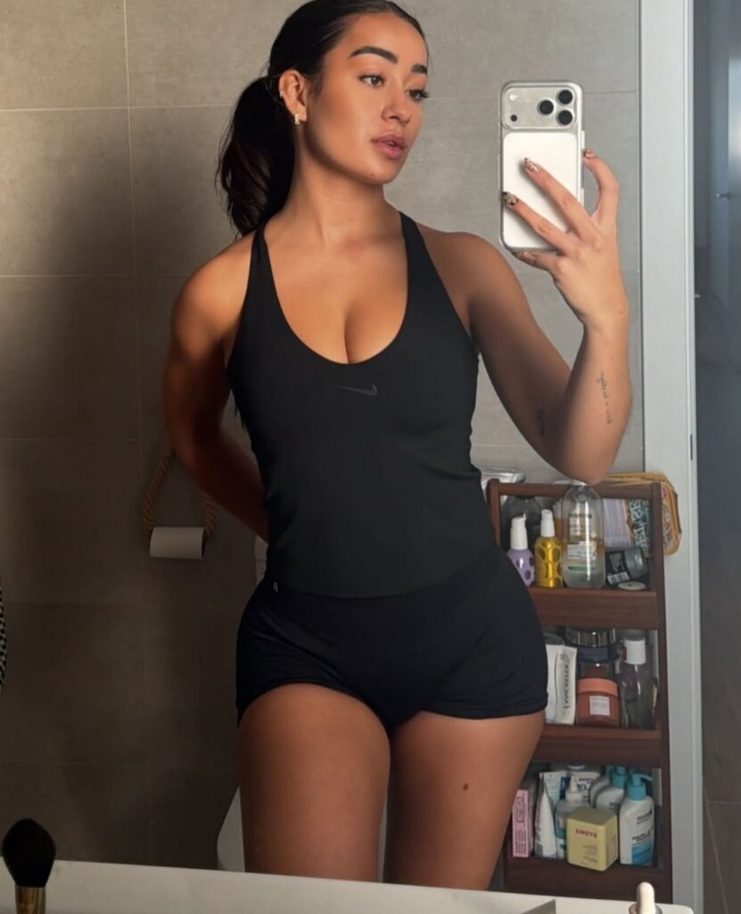 IMG_20251126_095215-831x1024 Marina Rivers desnuda y sexy bajo contenido "cultural"